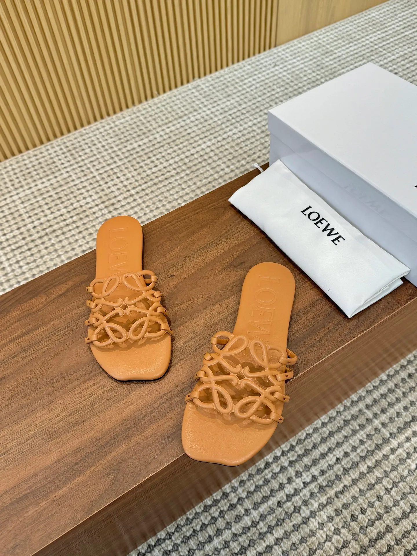 👟👟Ex-factory price 400👟👟 Women's shoes, women's clothing 2025 latest LOEWE, summer limited edition hollow slippers, they are so beautiful on your feet! ! ! Highly recommended, a super lazy drag, the same style worn by celebrity bloggers! Fabric: Imported sheepskin (black, white, apricot, red, pink, five colors) Lining: Imported sheepskin Outsole: Genuine leather injection dyed bottom Number: 35-42
